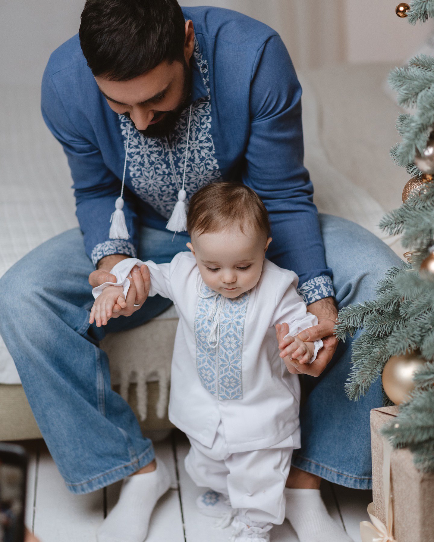 Різдвяна казка: Козловський зачарував атмосферним відео з синочком Оскаром і дружиною