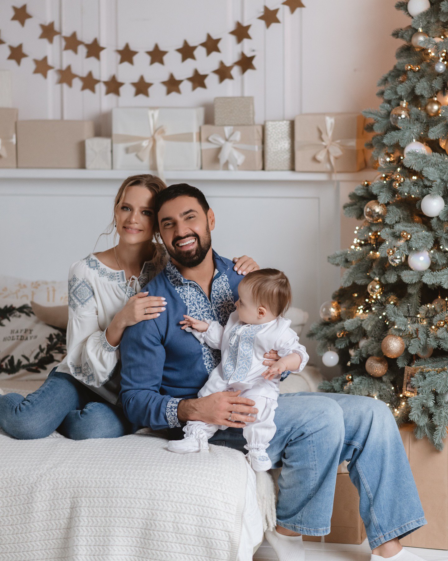 Різдвяна казка: Козловський зачарував атмосферним відео з синочком Оскаром і дружиною