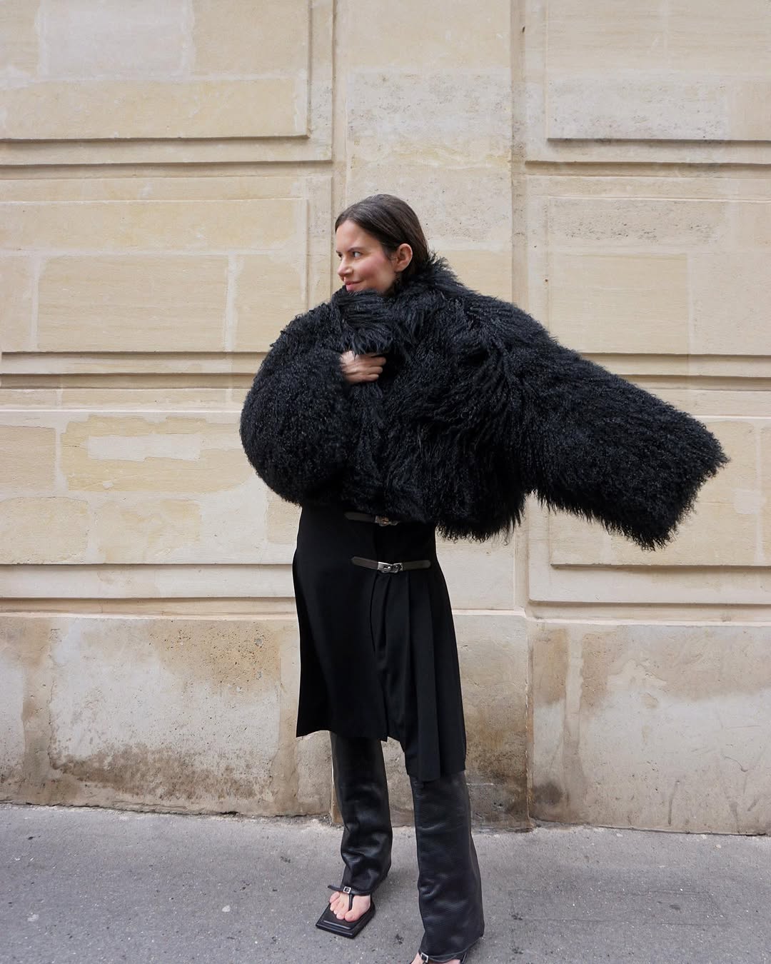 Як носити прозору спідницю поверх штанів: цікава ідея стилізації на весну 2025