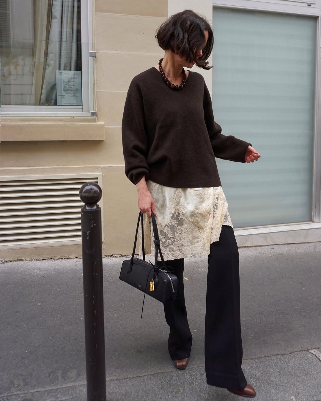 Як носити прозору спідницю поверх штанів: цікава ідея стилізації на весну 2025