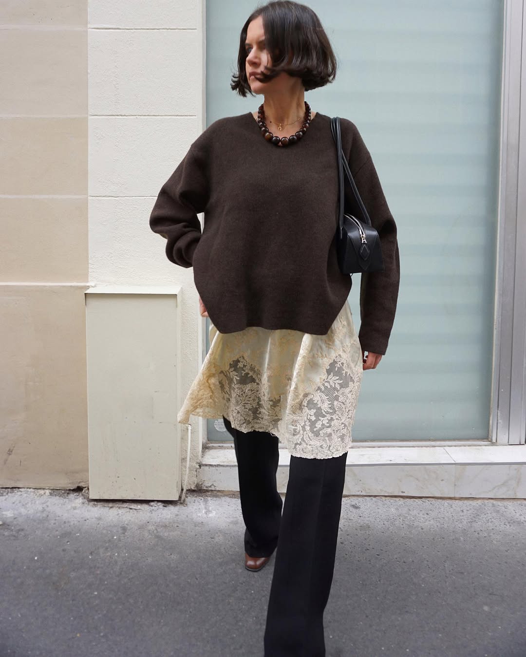 Як носити прозору спідницю поверх штанів: цікава ідея стилізації на весну 2025