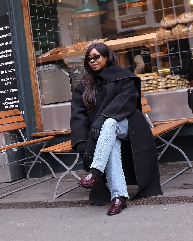 Трикотажный костюм и пальто с шарфом: модные блогеры показали главные тренды на зиму 2025