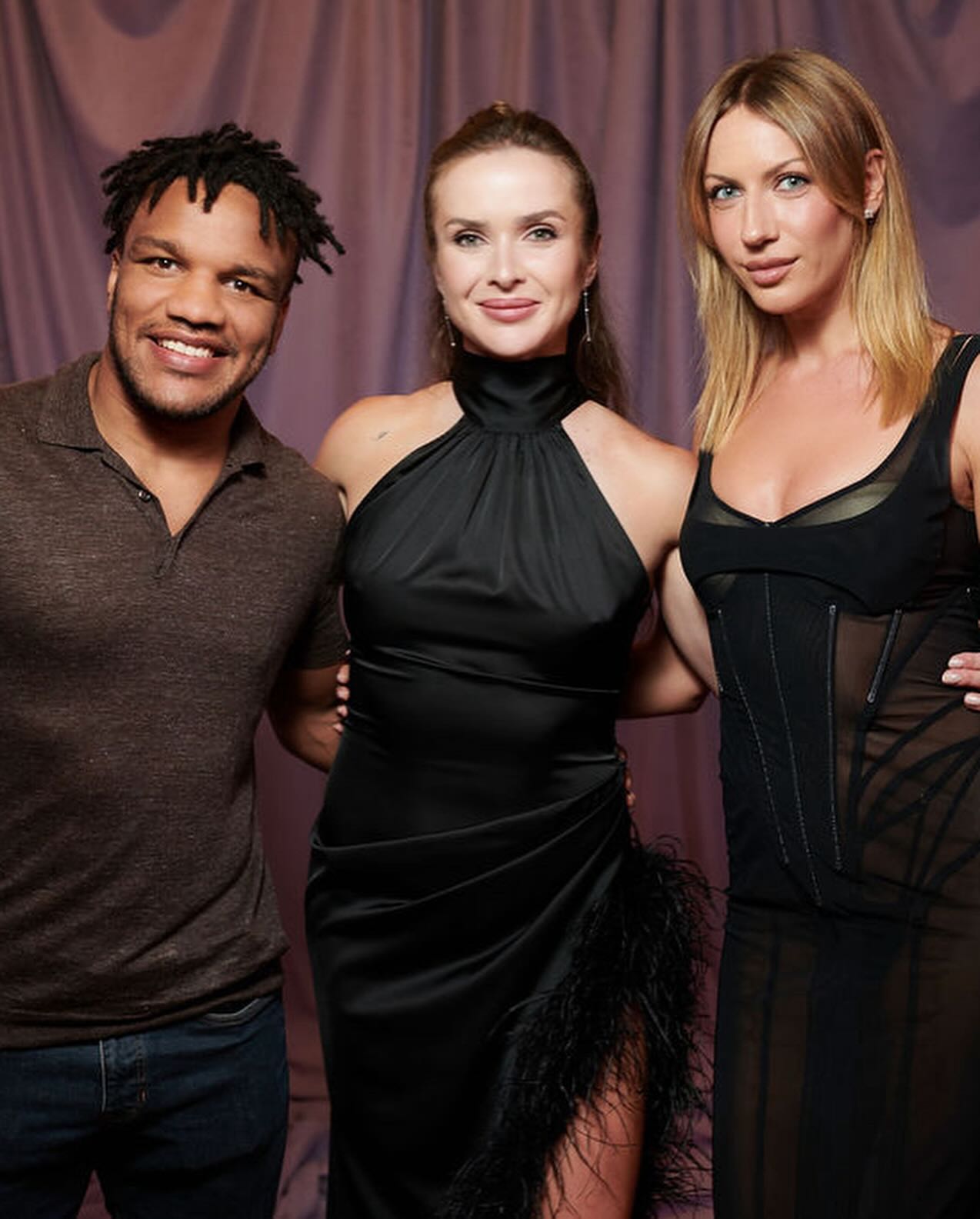 "Мій особливий день": Світоліна відсвяткувала ювілей у ефектній сукні з розрізом та боа