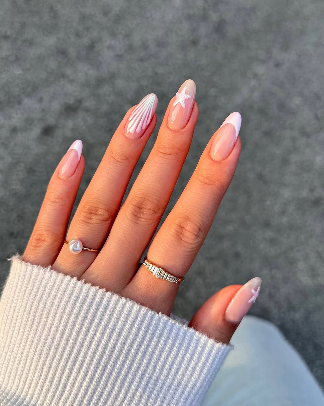 Трендовый маникюр на весну-2025: 7 идей стильного френча с яркими кончиками