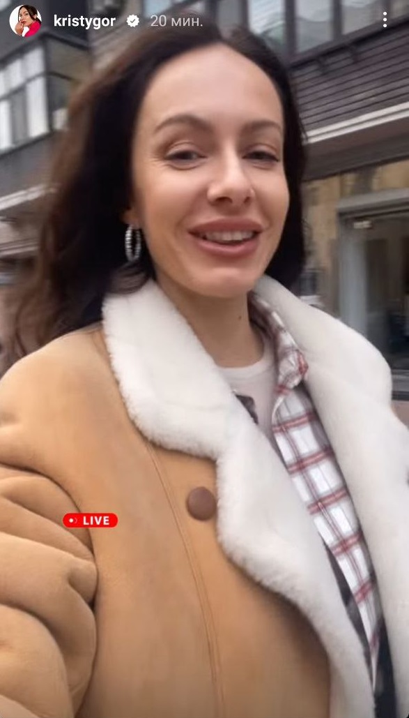 Брюки карго, короткая дубленка и пуховик: какие тренды выбирают Надя Дорофеева и бывшая Остапчука