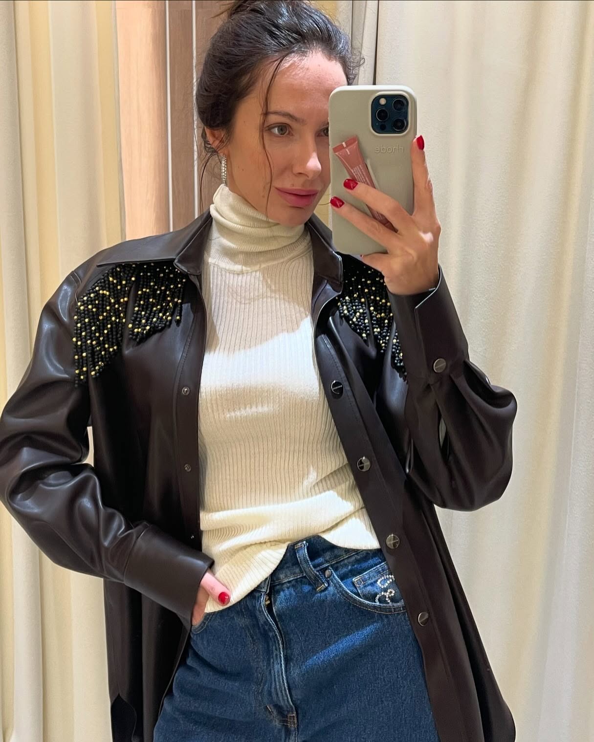 В чем встречать Новый год 2025: Джамала, бывшая Остапчука и жена Решетника показали образы с джинсами