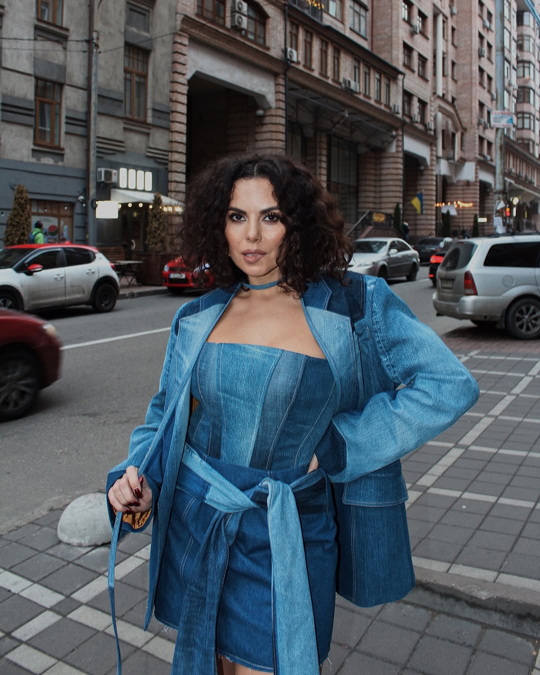 Джинсовый костюм и трендовые сапоги: сколько стоит "лук" Каменских, который сможет повторить каждая