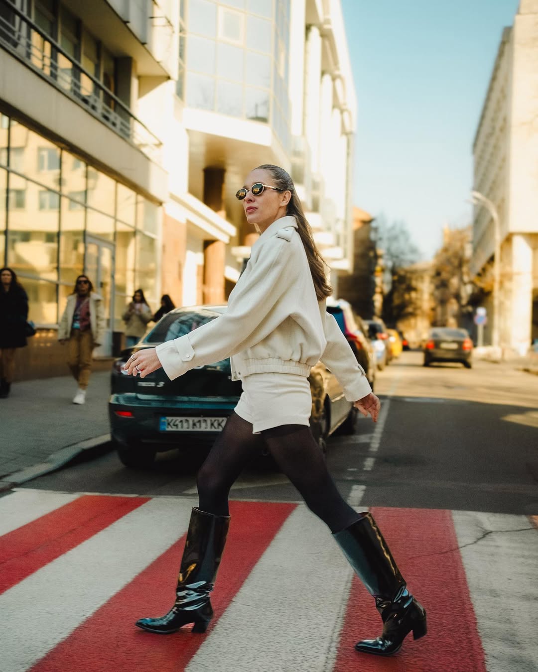 Как носить ковбойские сапоги: Катя Осадчая показала стильный образ на весну-2025