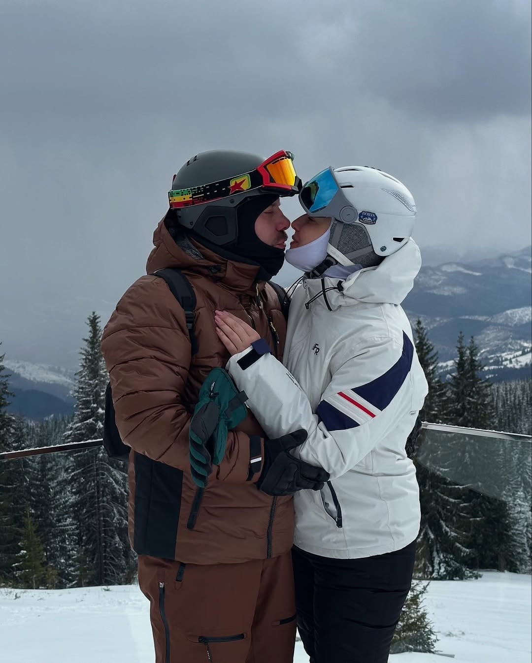 Соломия Витвицкая умилила новыми фото с женихом-военным на фоне заснеженных пейзажей