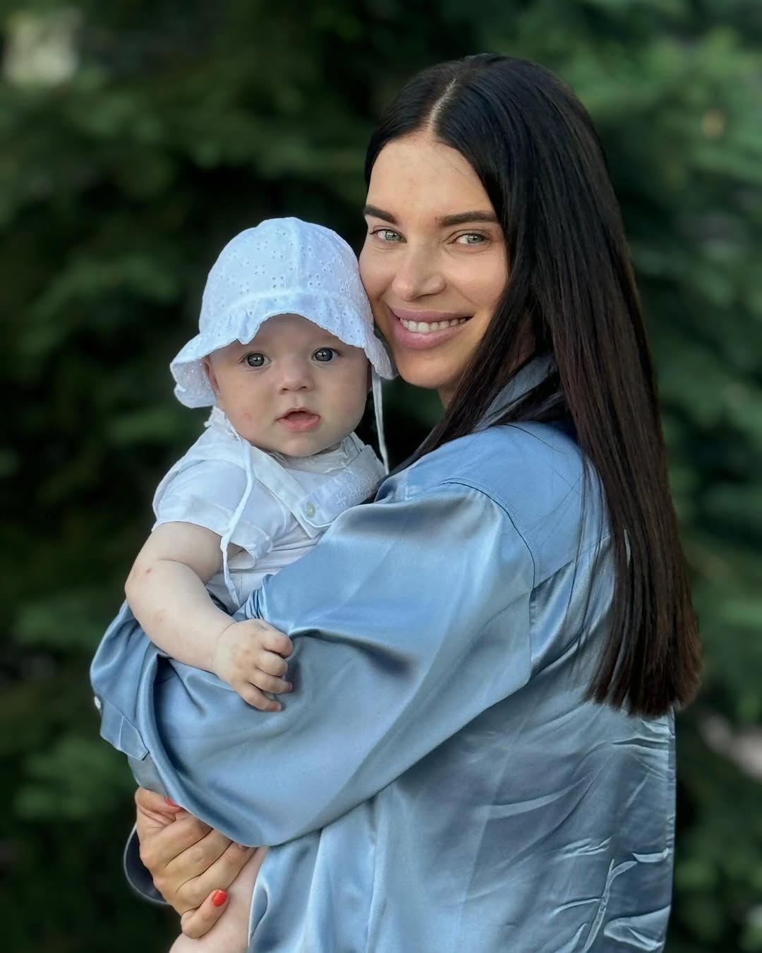 Сыновья Усика впервые за долгое время приехали в Украину: трогательный момент встречи с маленькой сестрой