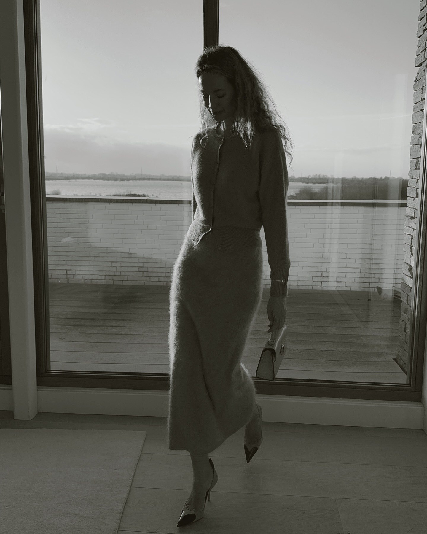 В театр, на вечеринку или в офис: фэшн-блогер показала стильный образ с кардиганом и юбкой миди