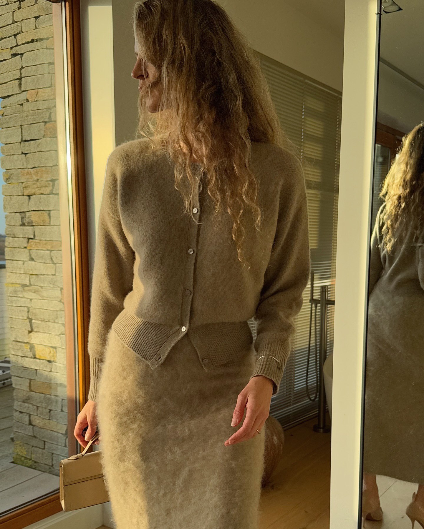 В театр, на вечеринку или в офис: фэшн-блогер показала стильный образ с кардиганом и юбкой миди