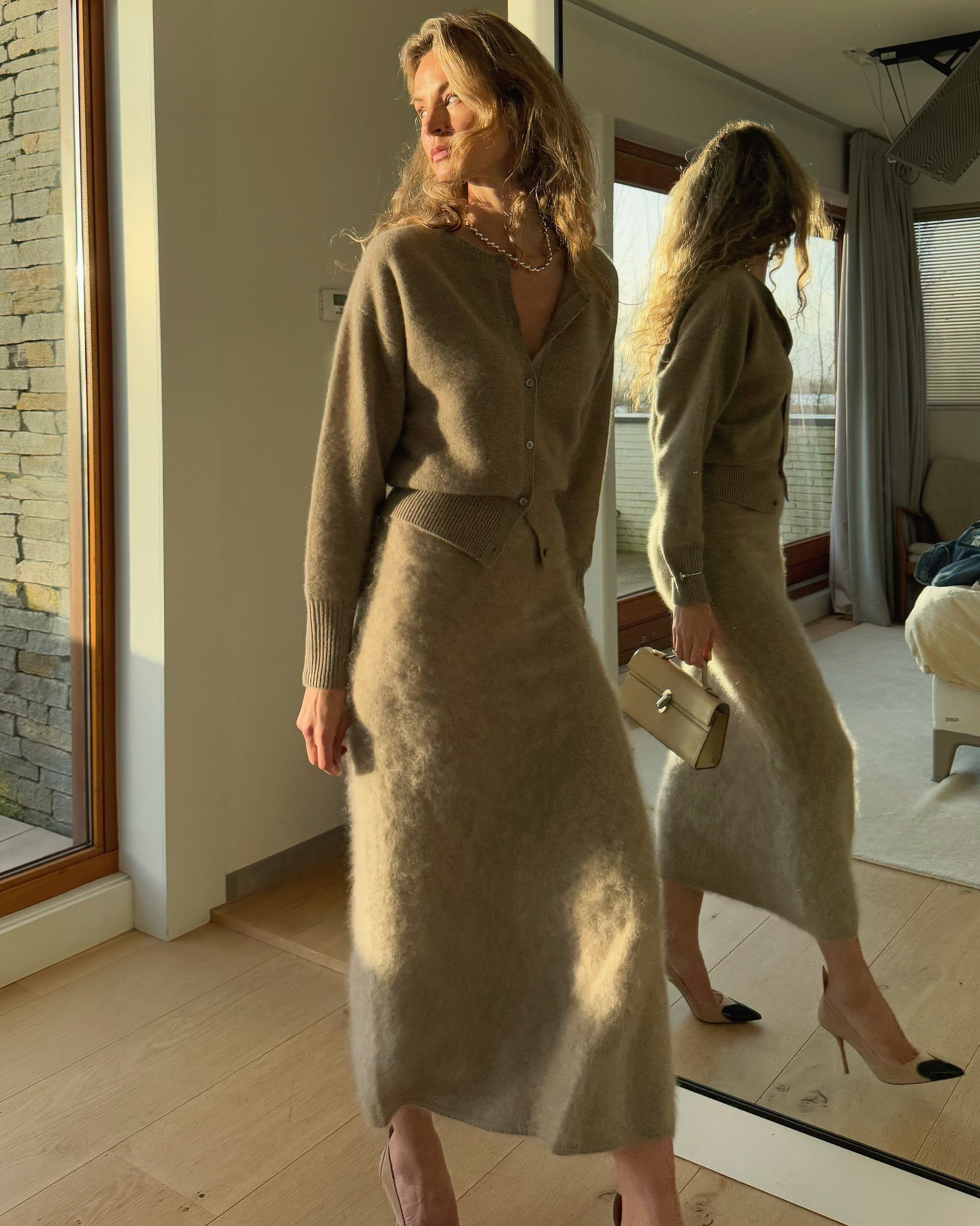 В театр, на вечеринку или в офис: фэшн-блогер показала стильный образ с кардиганом и юбкой миди