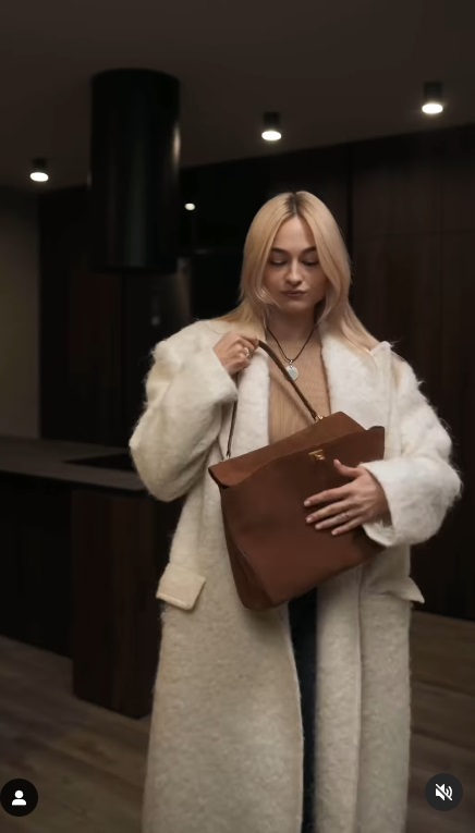 Как носить джинсы зимой: Анастасия Цимбалару показала стильные образы, которые сможет повторить каждая