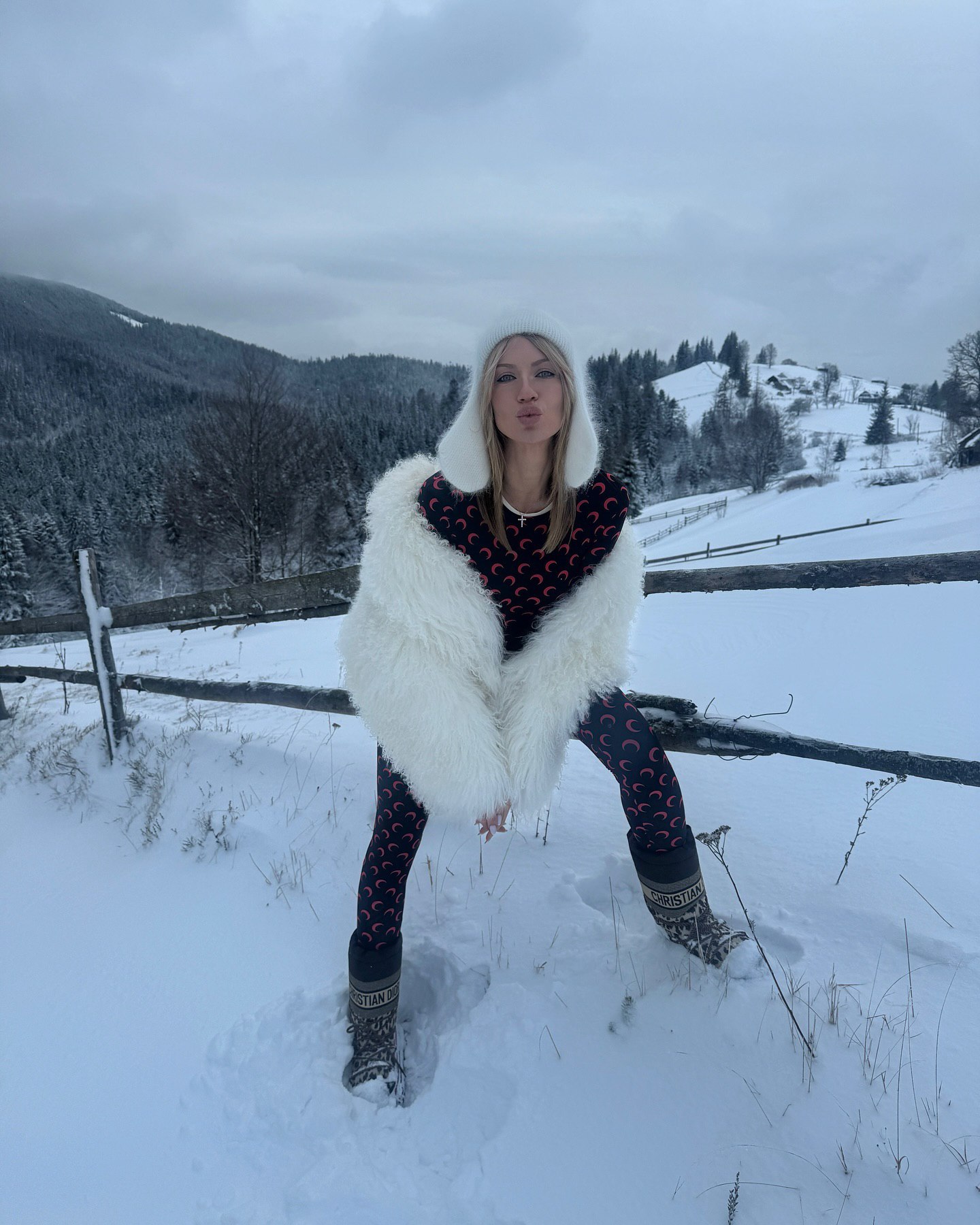 Короткая шуба из эко-меха - тренд сезона: как такую верхнюю одежду носят Леся Никитюк и Наталка Денисенко