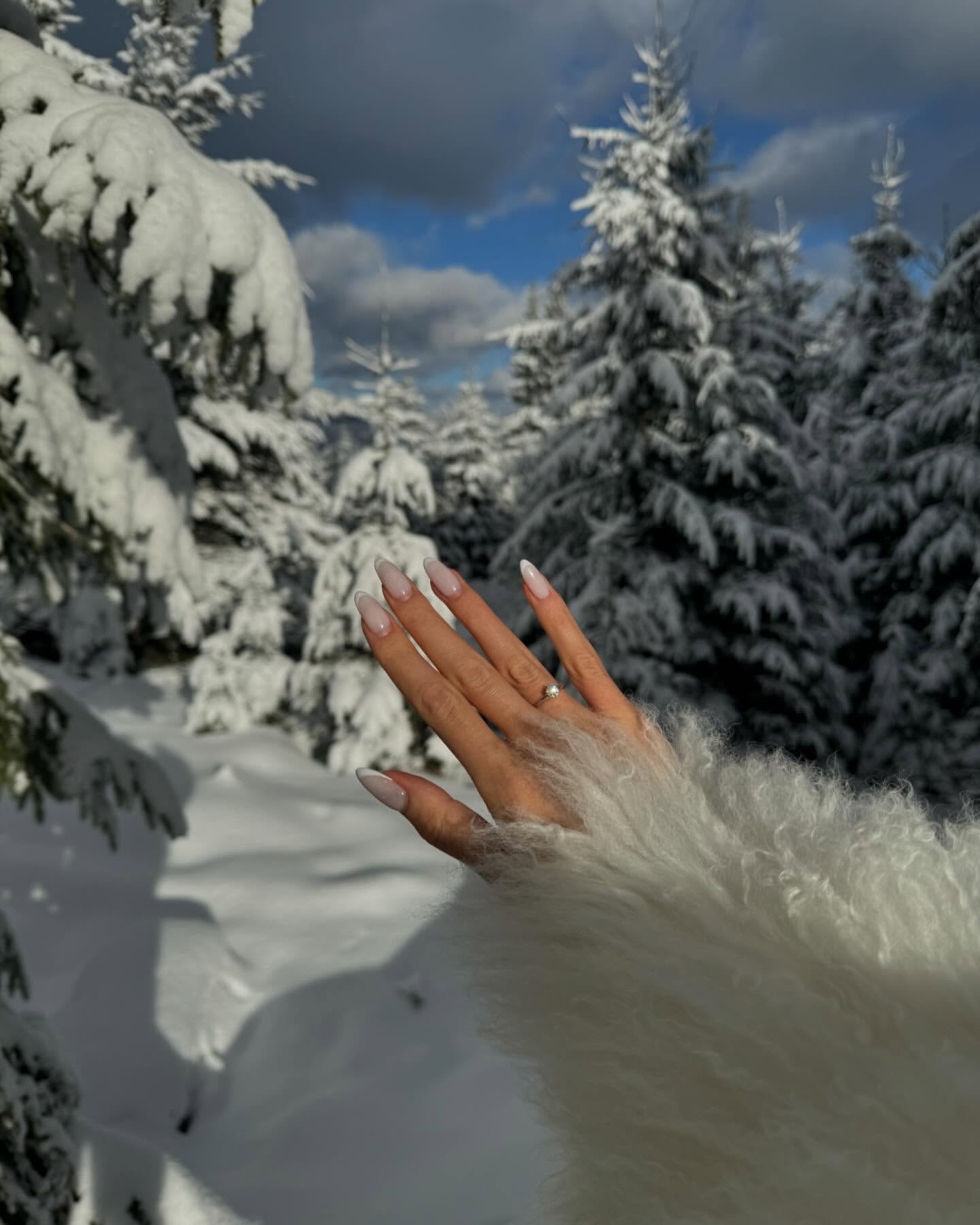 Леся Нікітюк заручилася з коханим-військовим і показала каблучку