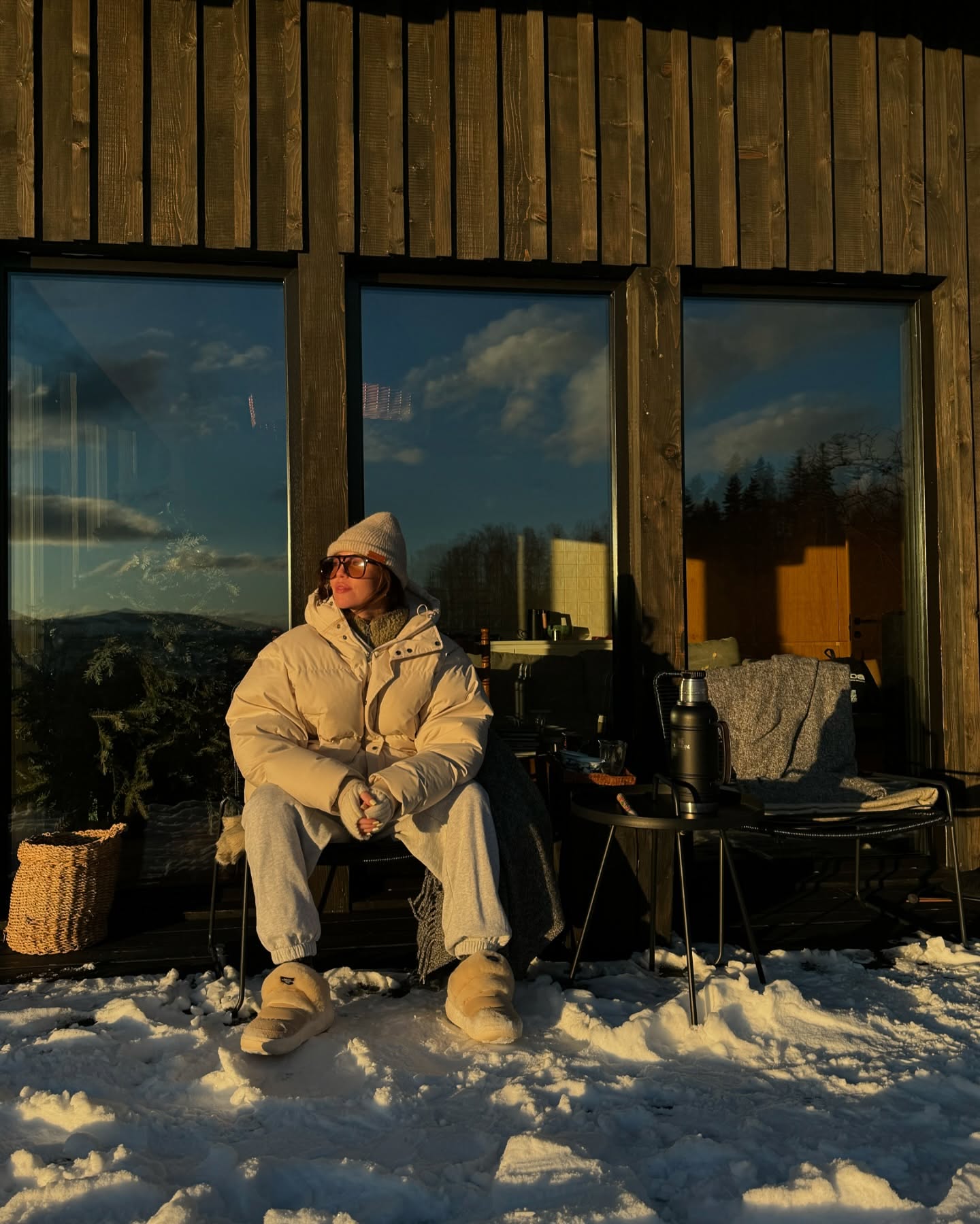 Брюки карго, короткая дубленка и пуховик: какие тренды выбирают Надя Дорофеева и бывшая Остапчука