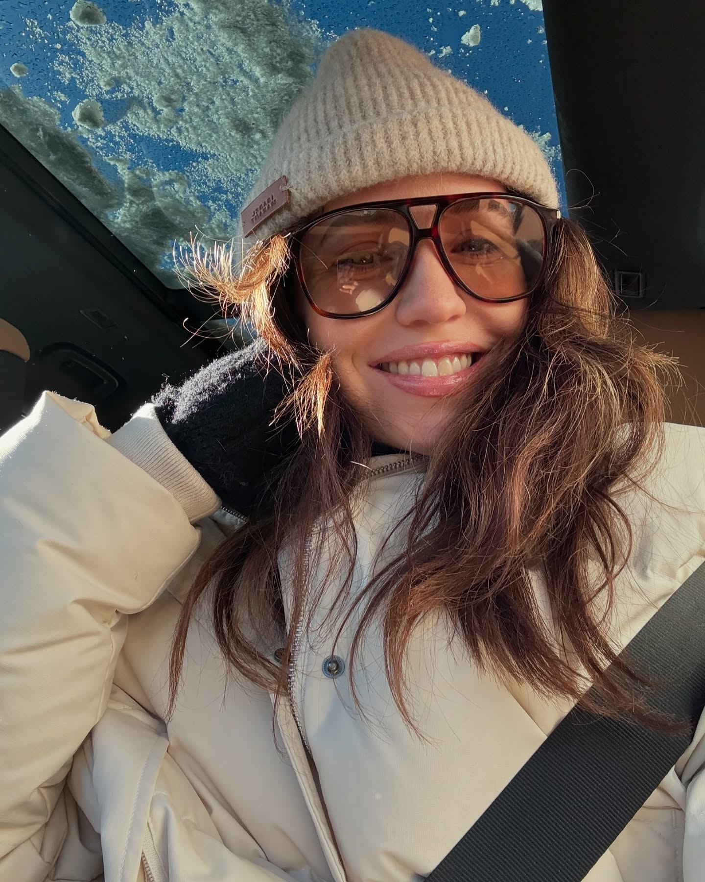 Брюки карго, короткая дубленка и пуховик: какие тренды выбирают Надя Дорофеева и бывшая Остапчука