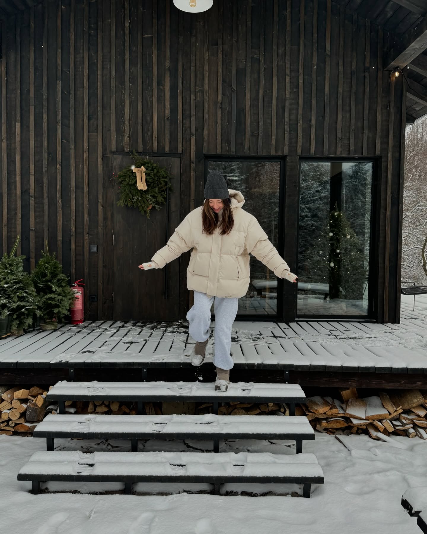 Брюки карго, короткая дубленка и пуховик: какие тренды выбирают Надя Дорофеева и бывшая Остапчука