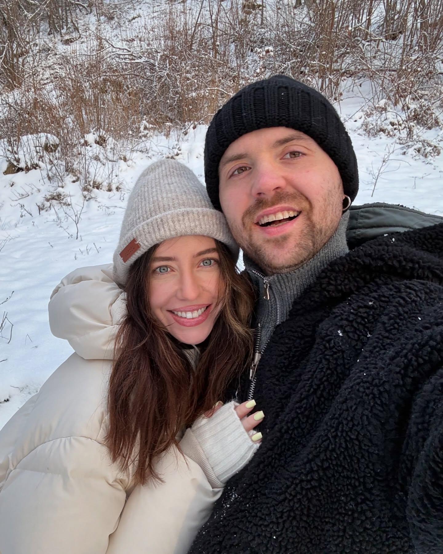 Брюки карго, короткая дубленка и пуховик: какие тренды выбирают Надя Дорофеева и бывшая Остапчука