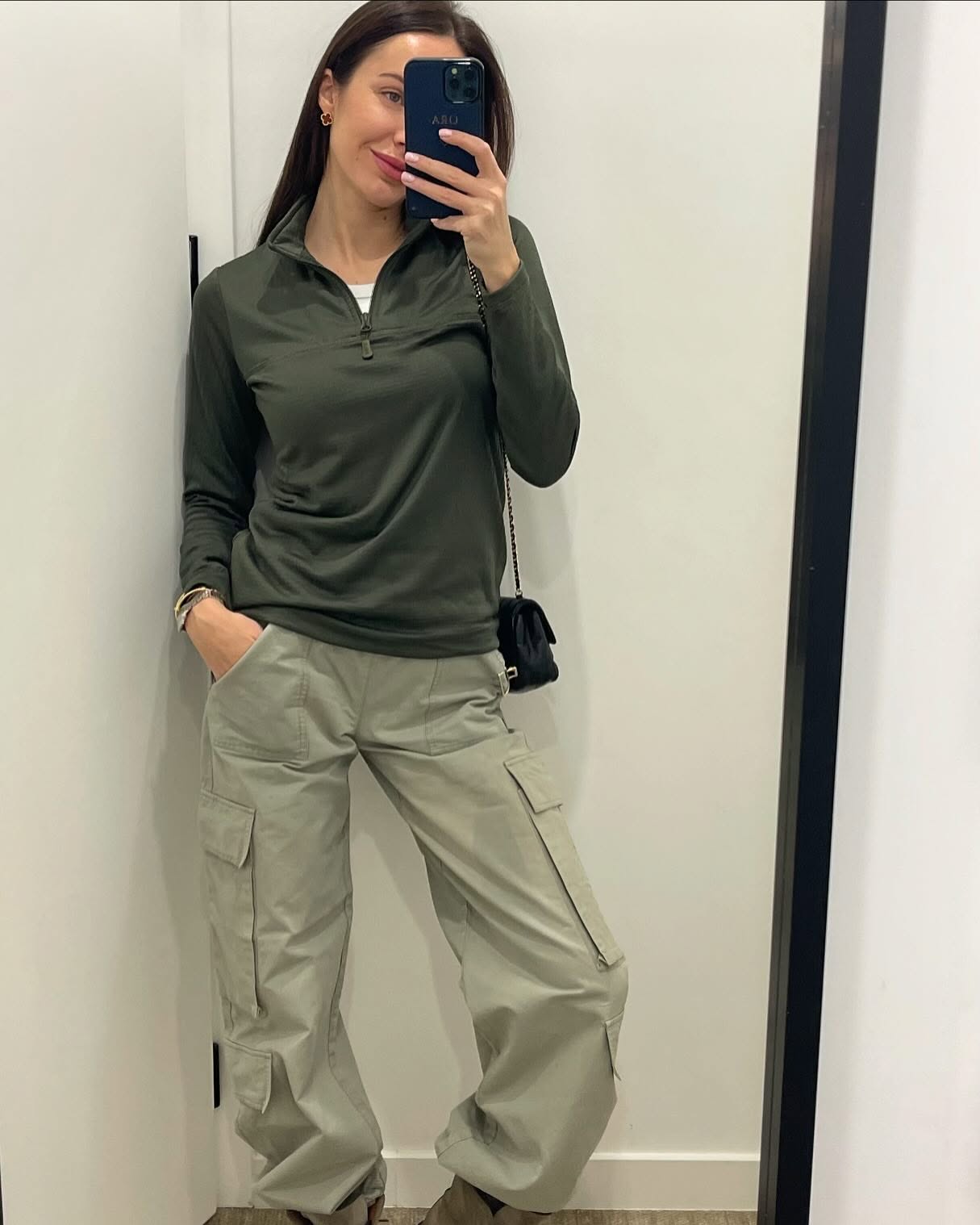 Брюки карго, короткая дубленка и пуховик: какие тренды выбирают Надя Дорофеева и бывшая Остапчука