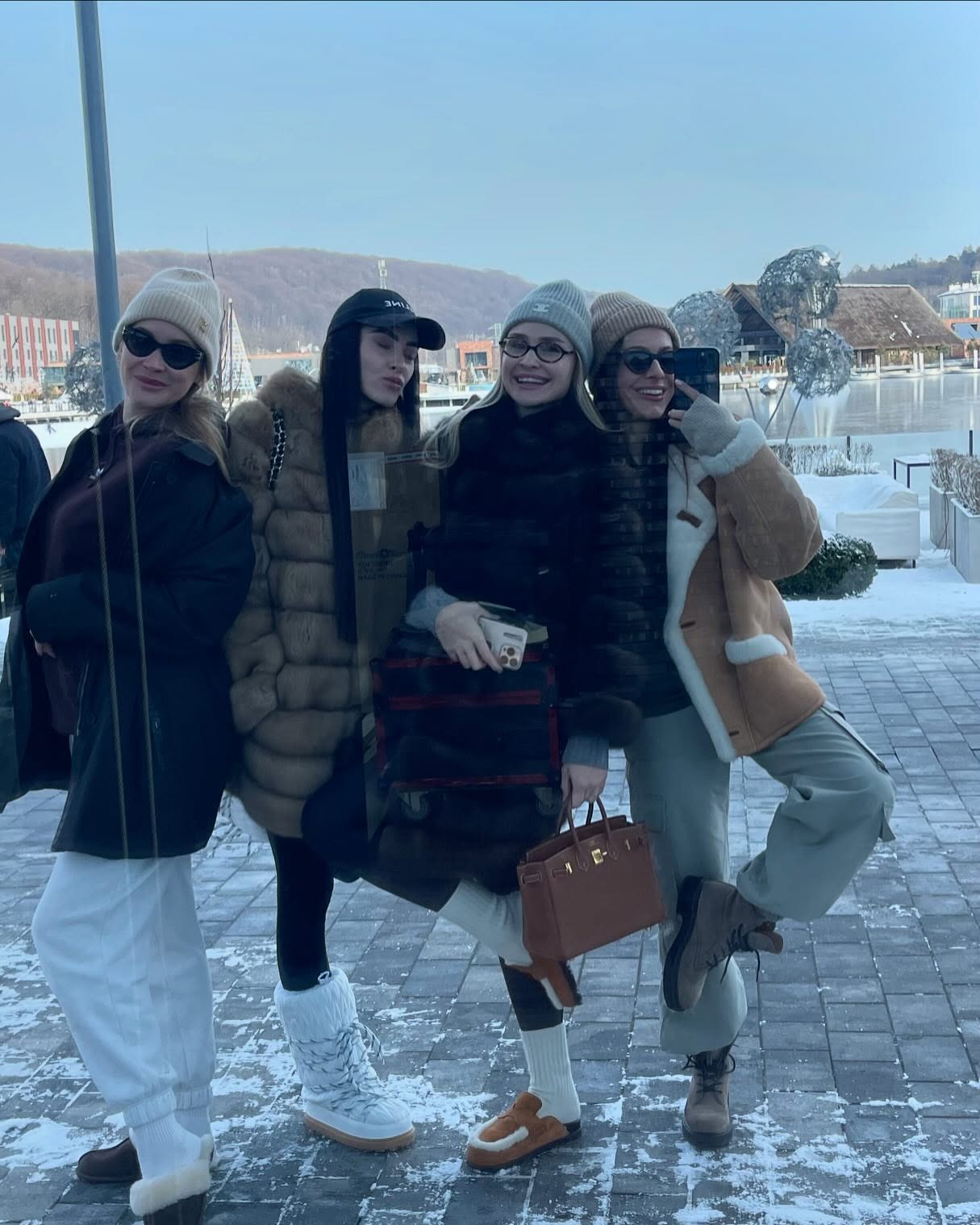 Брюки карго, короткая дубленка и пуховик: какие тренды выбирают Надя Дорофеева и бывшая Остапчука