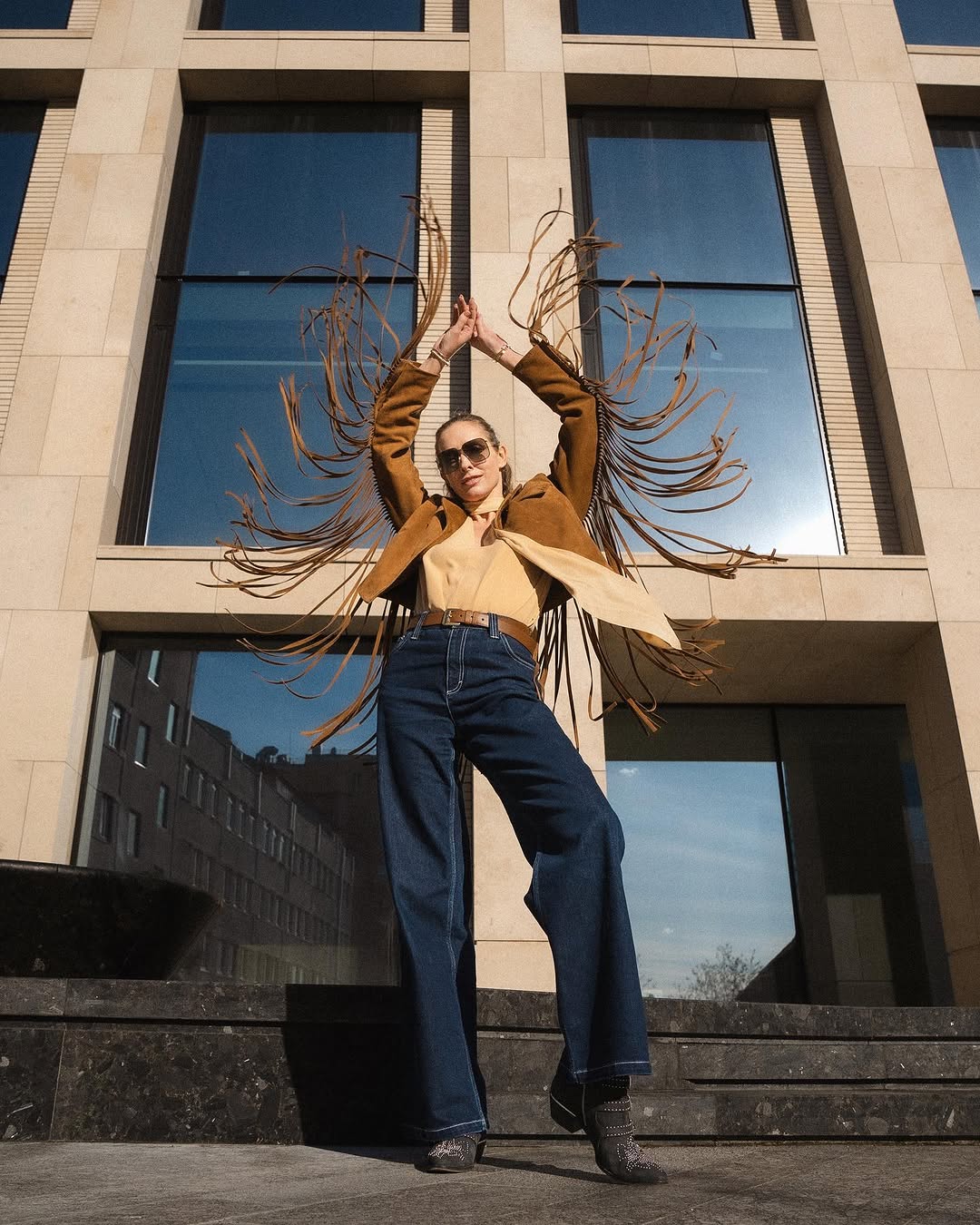 Бахрома, замша і чоботи-"козаки": Катя Осадча показала ідеальний весняний образ у стилі бохо