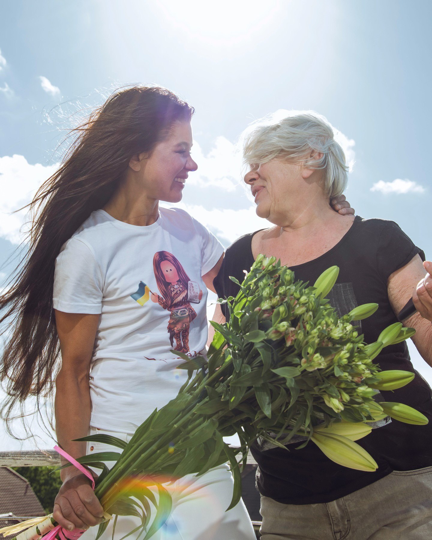 Похожи как две капли воды: Руслана умилила редкими фото со своей мамой