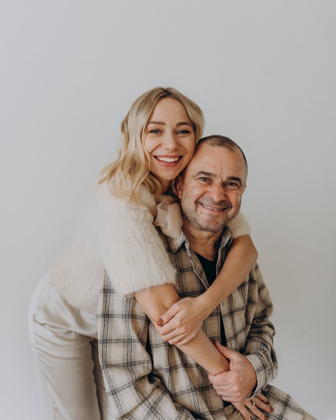 "Подарю деревянные цветы": Виктор Павлик высказался о годовщине свадьбы с молодой женой