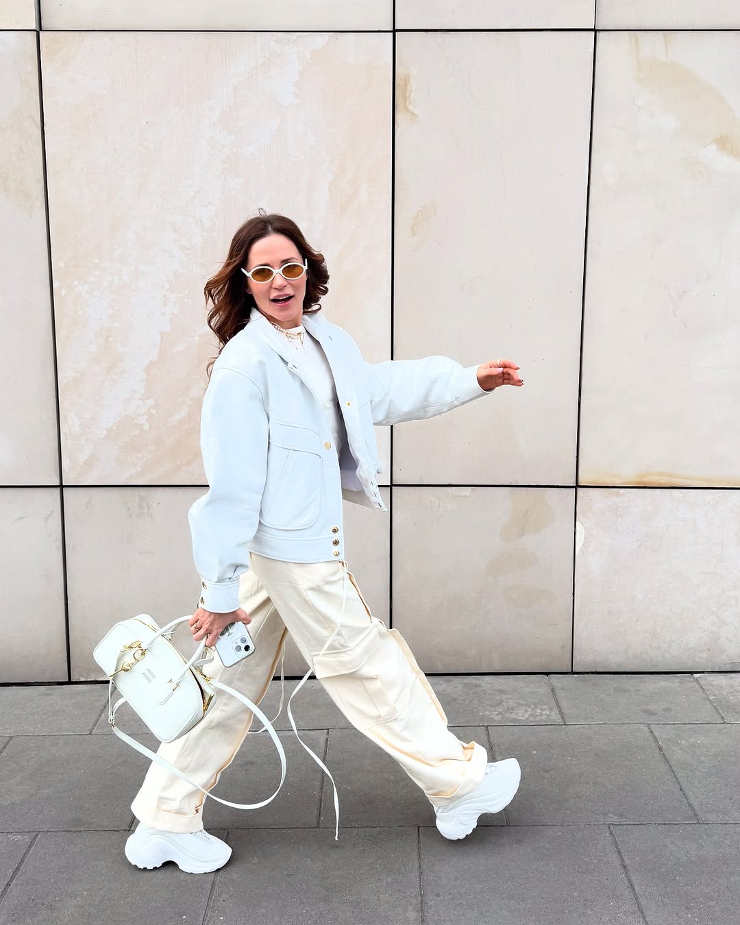 Джинси кольору кокосового молока - тренд весни 2025: як їх носить Наталка Денисенко