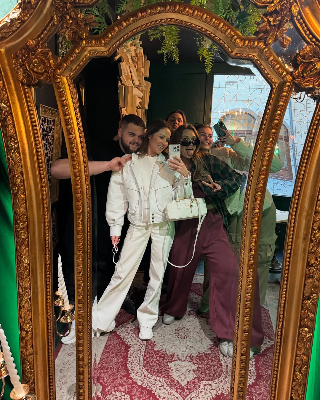 Джинси кольору кокосового молока - тренд весни 2025: як їх носить Наталка Денисенко