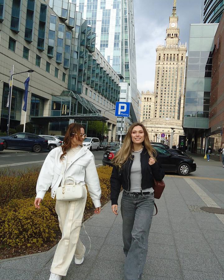 Джинси кольору кокосового молока - тренд весни 2025: як їх носить Наталка Денисенко