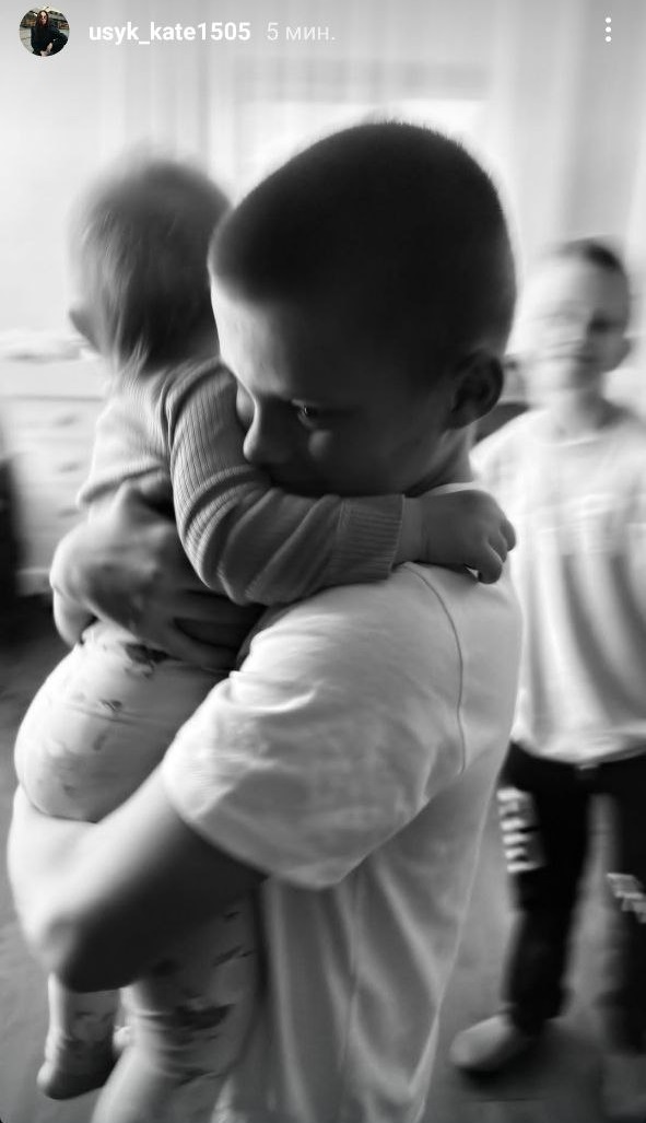 Сыновья Усика впервые за долгое время приехали в Украину: трогательный момент встречи с маленькой сестрой