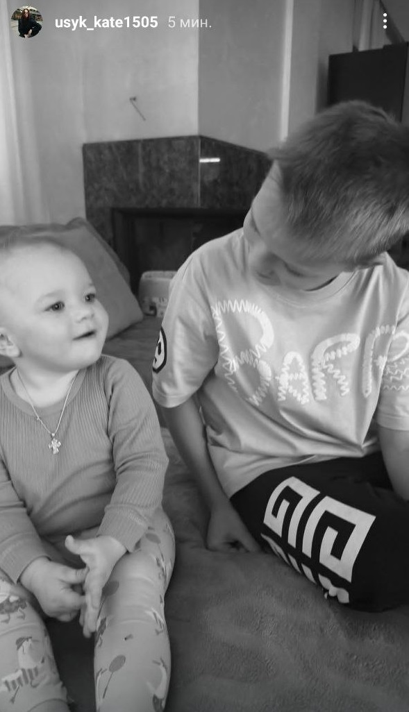 Сыновья Усика впервые за долгое время приехали в Украину: трогательный момент встречи с маленькой сестрой