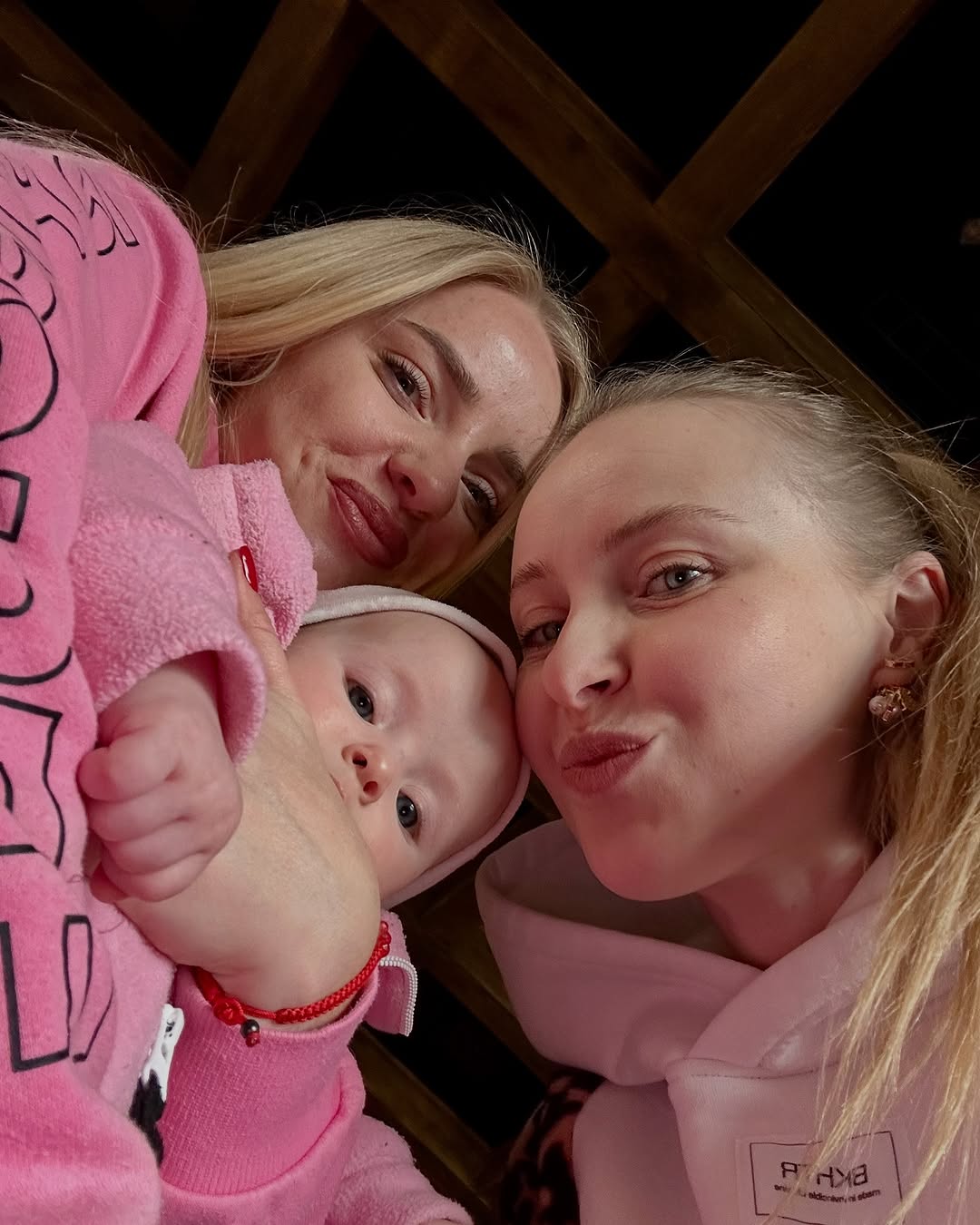 Звезда "Кріпосної" впервые показала лицо 4-месячной дочки: на кого она похожа