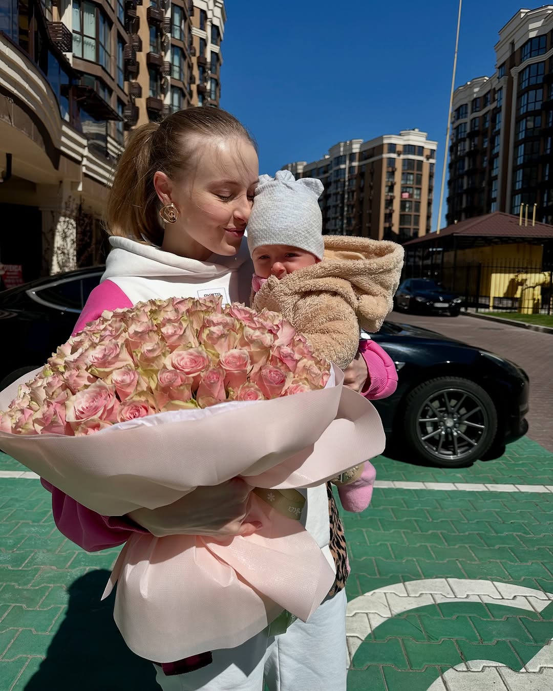 Звезда "Кріпосної" впервые показала лицо 4-месячной дочки: на кого она похожа