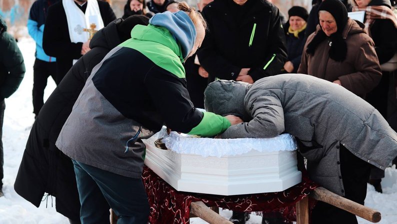 &quot;Сталася страшна помилка&quot;. На Франківщині попрощалися з хлопчиком, який помер після видалення молочних зубів