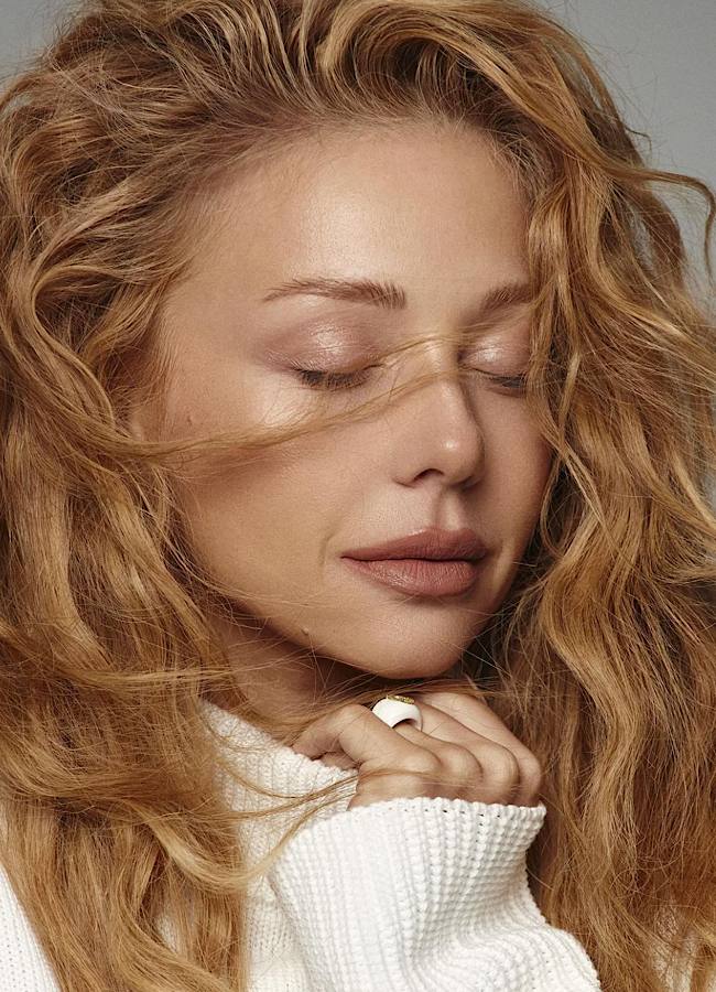 Тина Кароль в новой фотосессии засветила стройные ножки (фото)