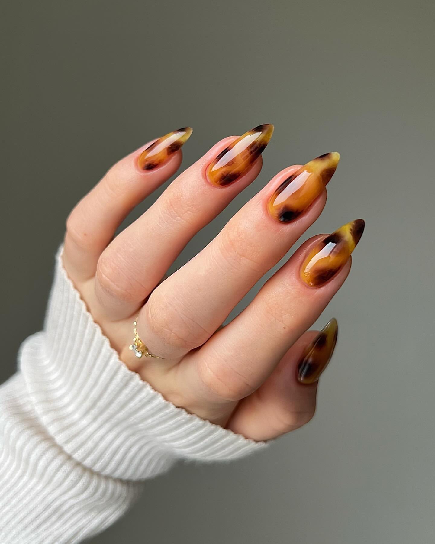 Ідеї модного манікюру на Новий рік 2025: святкові варіанти на короткі та довгі нігті