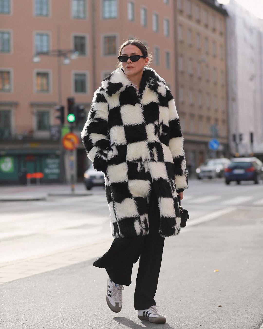 Як модно одягатися взимку: топ-5 трендових речей, які варто додати в свій гардероб у 2025 році