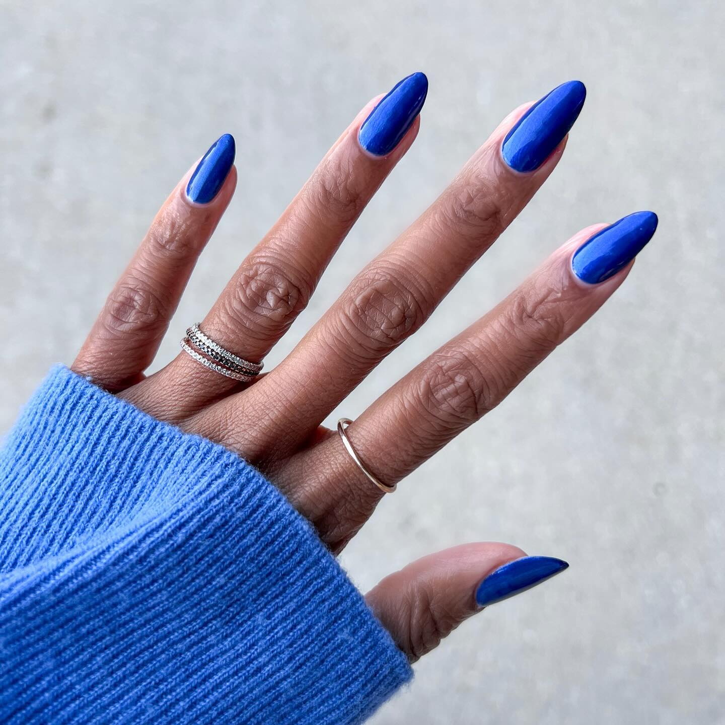 Блискучі нігті та складні візерунки: головні тренди манікюру на зиму 2025 року