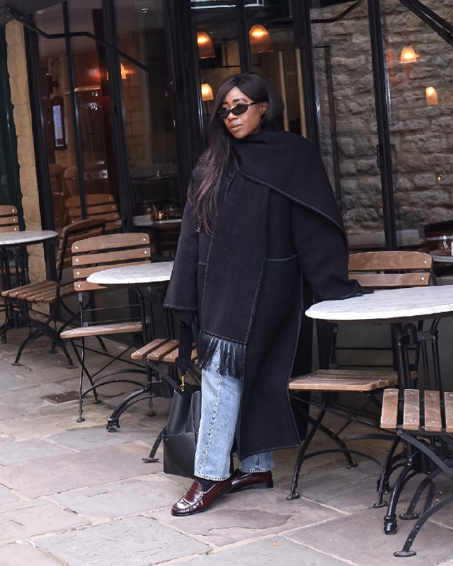 Трикотажный костюм и пальто с шарфом: модные блогеры показали главные тренды на зиму 2025