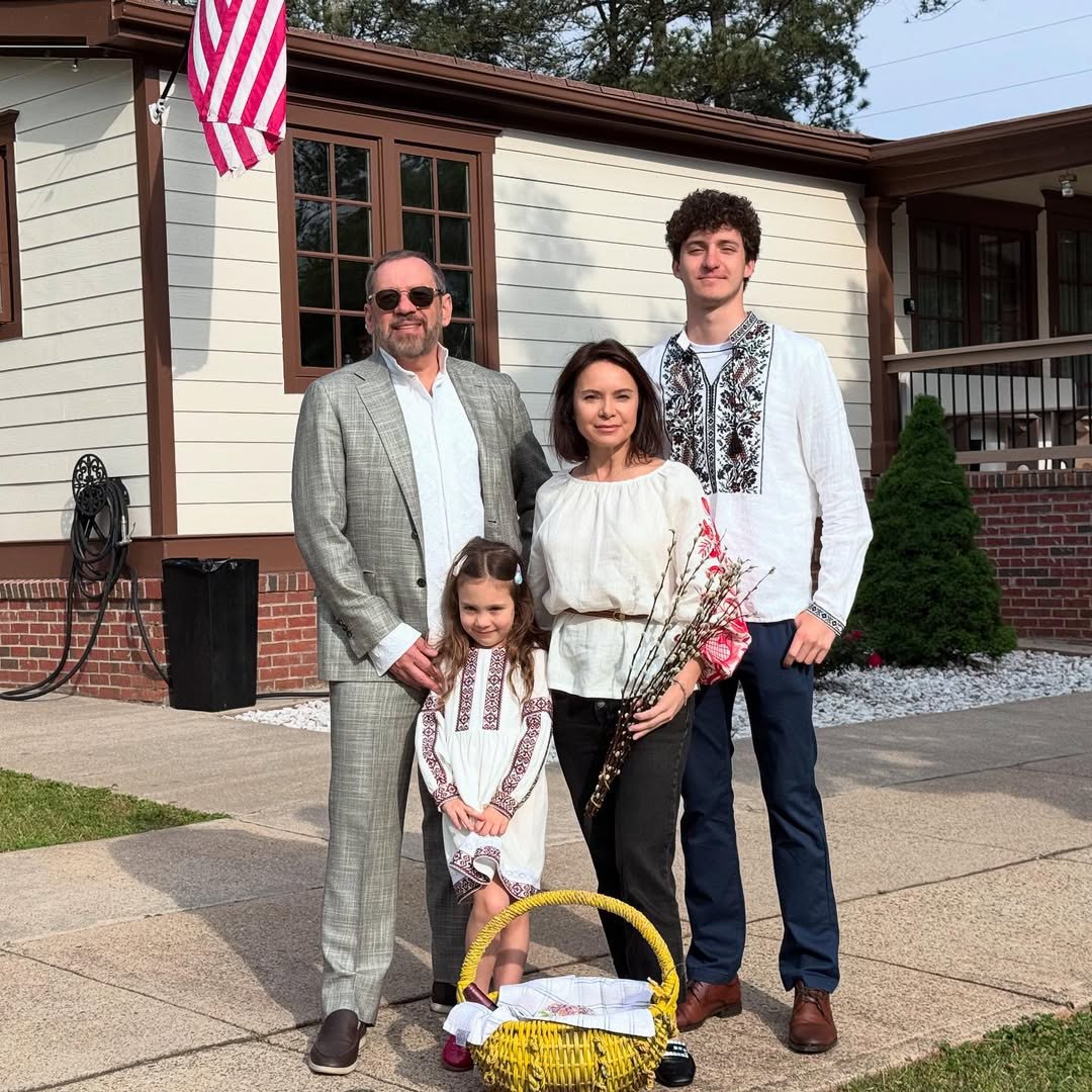 Лилия Подкопаева умилила новым фото с мужем и детьми в стильных вышиванках