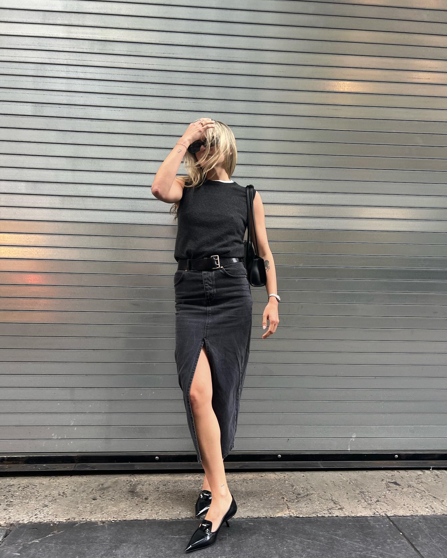 Довга джинсова спідниця - тренд сезону: з чим її поєднувати восени