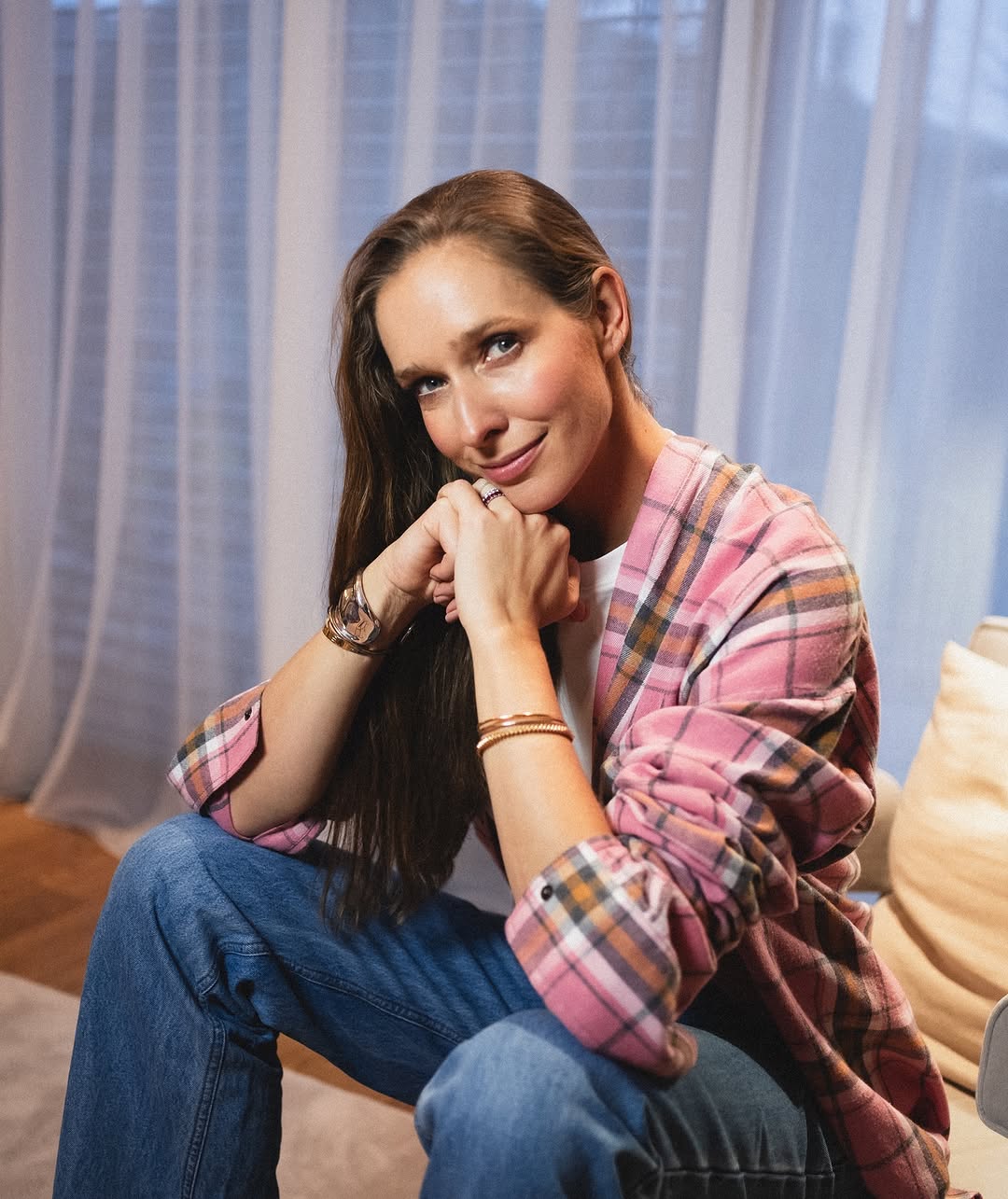 Джинси і сорочка в клітинку - найгарячіший тренд цієї весни: приклади від Каті Осадчої та Марини Боржемської