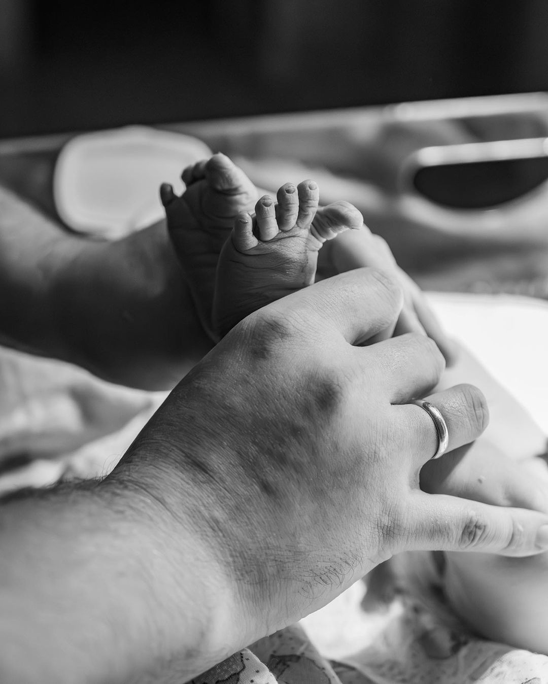 Исполнительница хита "Танцую гопака" впервые стала мамой: трогательные фото из роддома