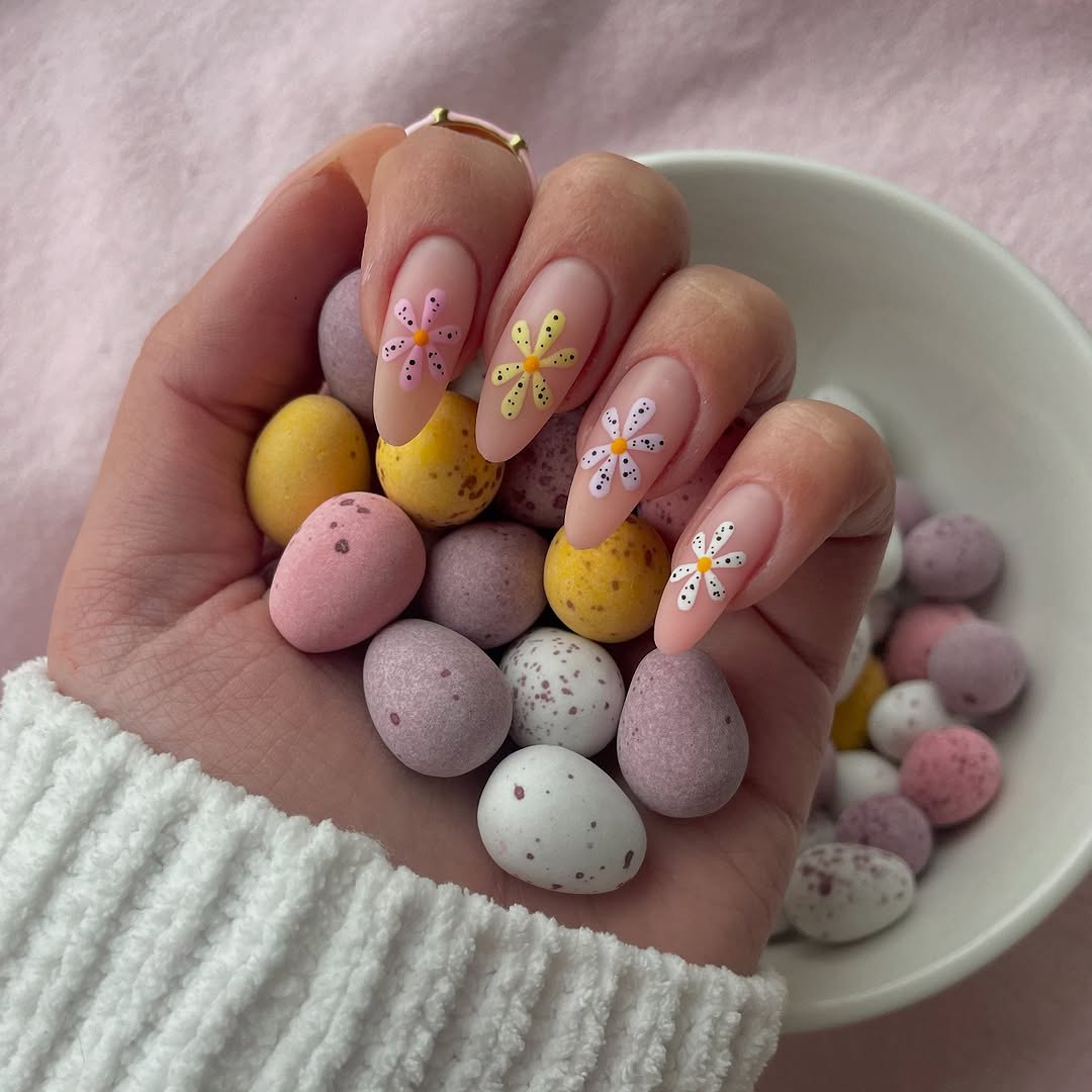 Какой маникюр сделать на Пасху, чтобы выглядеть безупречно: трендовые дизайны весны 2025