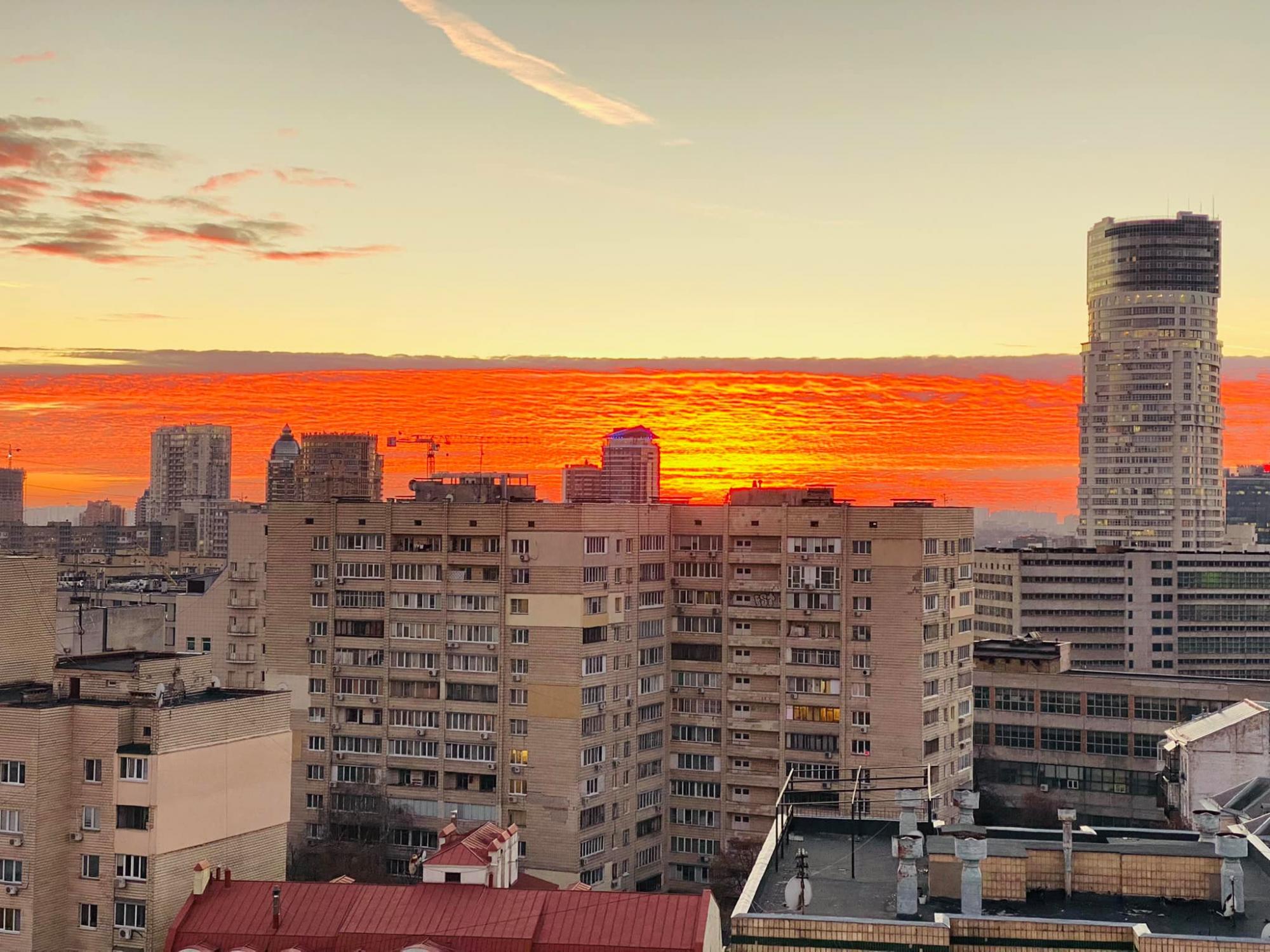 Над Києвом "палало" небо: дивіться неймовірні фото вогняного заходу сонця