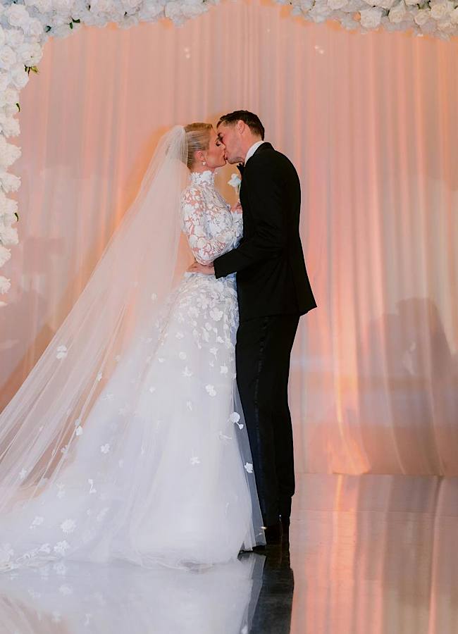 Пэрис Хилтон показала, как празднует вторую годовщину с любимым: "Счастлива и благодарна"