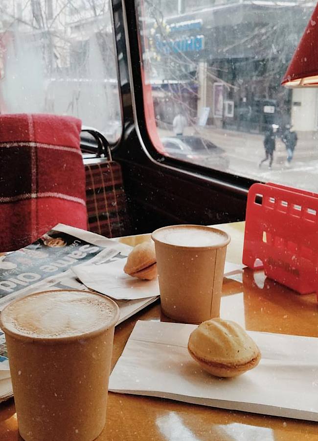 Знаете ли вы историю красного лондонского автобуса, который стал киевской кофейней в самом центре